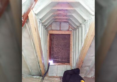 Isolation thermique toit grenier à l'uréthane à Granby